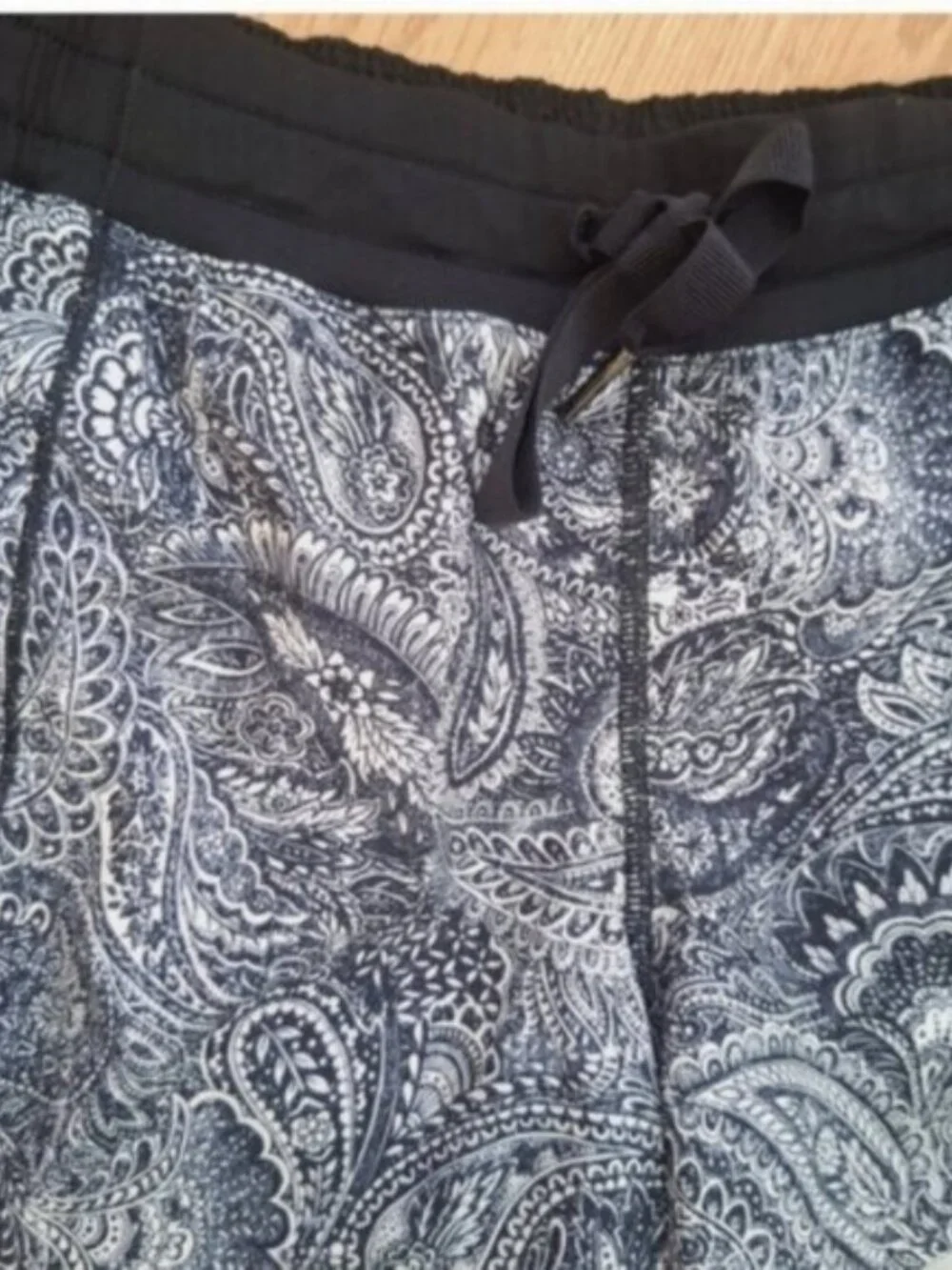 Lululemon Black White Paisley Hotty Hot Short (Long) SZ 10